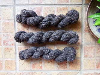 無染色の手紡ぎ羊毛糸 70g /Dark Grey（ダークグレイ）の画像