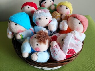 赤ちゃん人形8個（容器付き）の画像