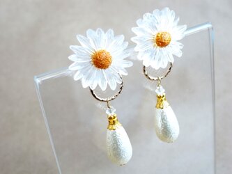 ピアス　マーガレットのクリアカラーカボションとコットンパール調ドロップの画像