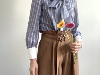 春色ピンタックの細見えなのにゆったりボウタイストライプブラウス　ネイビーグレー×白の画像