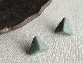 『錆び色の三角錐』耳飾り　ピアス／イヤリング　緑青　くすみ　スモーキー　f-27-2の画像