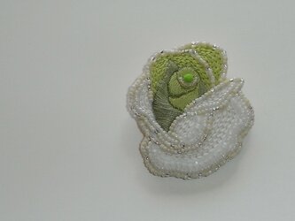 薔薇*若草　ビーズ刺繍ブローチの画像