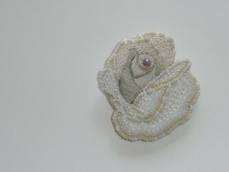薔薇*ecru　ビーズ刺繍ブローチの画像