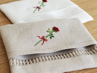 一輪のバラ｜リネンの手刺繍ポケティッシュケースの画像