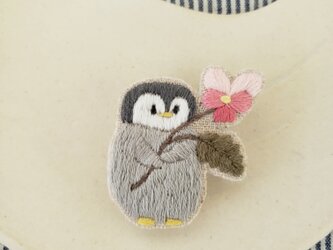 penguinとお花刺繍ブローチ【受注製作】の画像