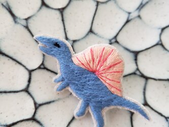 恐竜の刺繍ブローチ（スピノサウルス）【受注製作】の画像