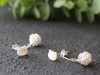 [silver999] ネコと純銀クロッシェボールの2WAYピアス（ホワイトシェル）の画像