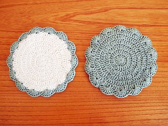 リボン糸の花型コースター*オフホワイト×ペールグリーン*ペアの画像