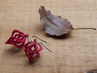 ゆらぎ　カーディナルレッド・ピアス（イヤリング）#3Dプリントアクセサリーの画像