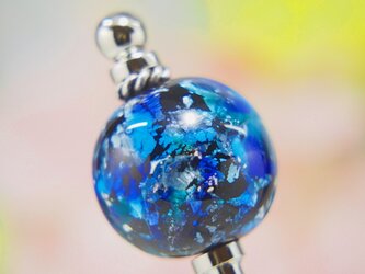 黒地に青のキラキラかんざしの画像