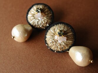 ＜lucy～イロドル惑星～＞刺繍ピアス◎シャンパンブラウン×ドロップパールの画像