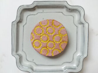 ドットサークル（ピンク✕イエロー）　陶土ブローチの画像