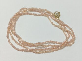 ピンクベージュの小さなパールネックレスの画像