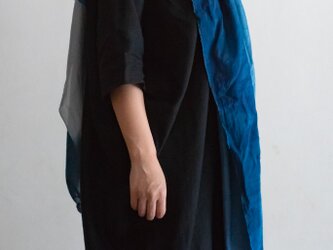 藍のグラデーション　草木染めシルクコットンの大判ストールの画像