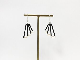 パールとバーのクラシカルなピアスの画像
