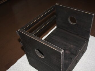 三つ穴のこげ茶色レトロ本箱の画像