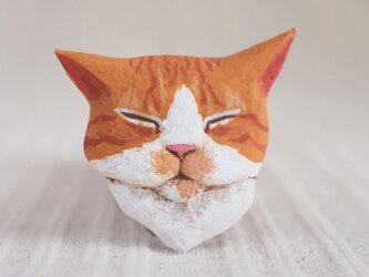 ブローチ　眠る猫　（よだれ付き）の画像