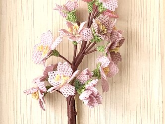 縫い針で編むレース　桜のブローチの画像