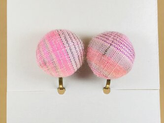 イヤリング｜手織り絹のくるみボタン【ピンク】の画像