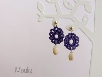 レースとマットなビーズの揺れるピアス〈紫〉の画像