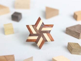寄木のストライプ星型ピンブローチの画像