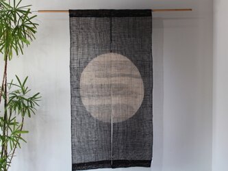 しな布調　ざっくり本麻墨染め　２連のれん（満月）の画像