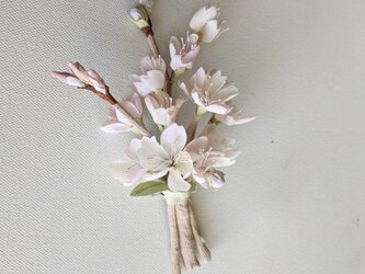 ソメイヨシノ(桜)の布花コサージュの画像