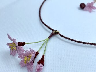 桜のネックレス　縫い針で編むレースの画像
