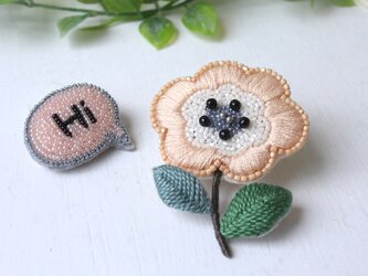 サーモンピンクのぶっくりしたお花、オートクチュール刺繍のブローチ『コリンヌ』の画像