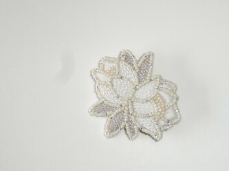 花*ecru　ビーズ刺繍ブローチの画像
