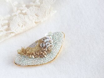 刺繍brooch アンティークビーズの画像