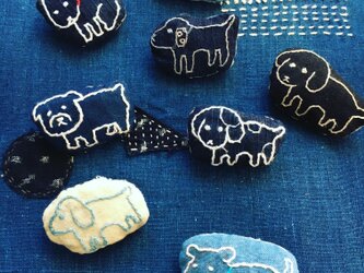藍染に犬の刺繍ブローチの画像
