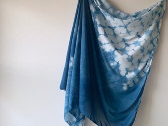 紫陽花の舞う　藍染めストールの画像