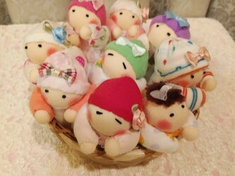 赤ちゃん人形9個（容器付き）の画像