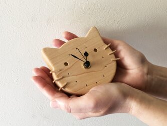小さなねこの壁掛け／置き時計｜メープル無垢材の画像