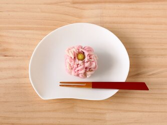和菓子を愉しむマンゴーのかたちの白い磁器の皿の画像