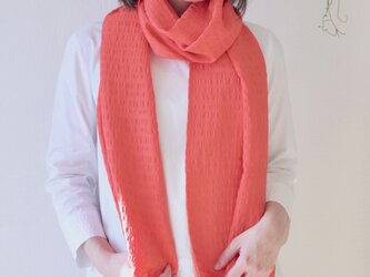 【夏に向けて明るい色で】フィルタンゴ  ストール　西洋更紗柄 コーラルピンク。京都丹後の絹織物、洗えるシルクストール。の画像