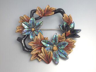 螺鈿と純金蒔絵の蔦花輪ブローチの画像