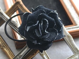 【布花シリーズ】ジーンズ生地で作ったバラのヘアゴム（ケースなし）の画像