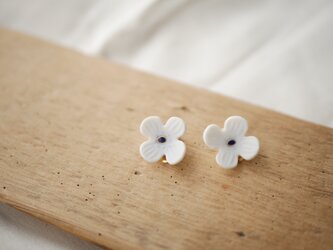 淡いみずいろ　磁土で作ったお花のイヤリングの画像