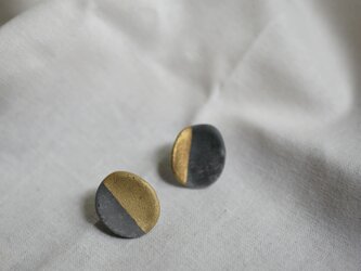 世界にひとつ　金と炭化のピアスの画像