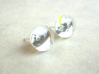 ピアス　水滴の様なぷっくりガラスカボション　クリアカラーの画像