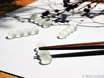【５個セット】● つや消しガラスの箸置き -「まるいガラス」・4 small ballsの画像