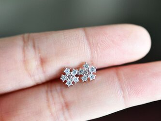 キラキラ ブチフラワーのスタッドピアス　1ペア用 セカンドピアス イヤリングの画像