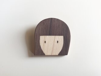 女の子ブローチ　木の象嵌　ボブの画像