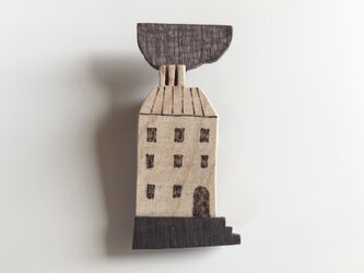 受注制作　木のブローチ　煙突シリーズ　マンションの画像