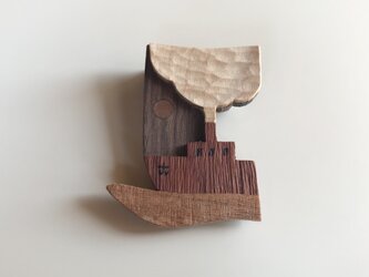 受注制作　木のブローチ　煙突シリーズ 船の画像