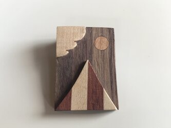 受注制作　木のブローチ　テントの画像