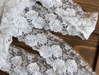 送料込・白いバラ柄レースゴム・幅6.5-7㎝・長さ約1.4mの画像