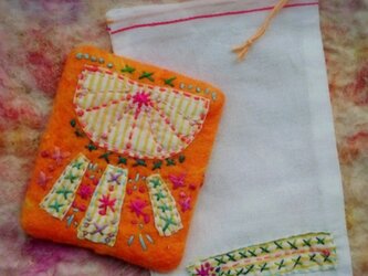 手かがみ　ぴかぴかの太陽（オレンジ　太陽　羊毛フェルト　インド綿　刺繍　パッチワーク）の画像